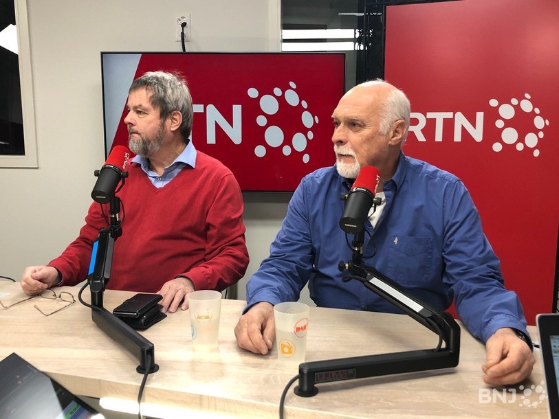 A gauche Thomas Zeller, conseiller communal à Hauterive et à droite Serge Bacci du comité référendaire.