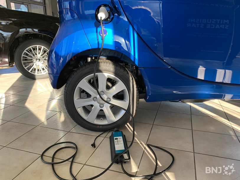 La charge d'une voiture électrique tient sur environ 120 km actuellement.