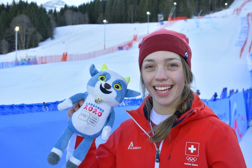 Amélie Klopfenstein avec Yogi, la mascotte des JOJ, a de quoi avoir le sourire. (Photo Matthias Vauthier)