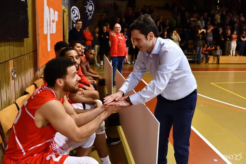 Eric Fongué, son entraîneur Vladimir Ruzicic et le BC Boncourt joueront leur 1er match du prochain championnat à domicile (photo : archives/Georges Henz).