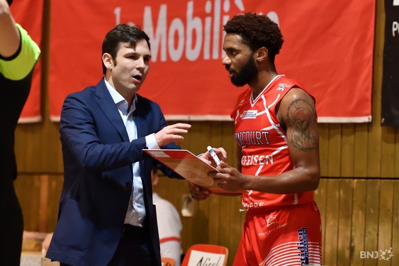 Vladimir Ruzicic, Karl Cochran et le BC Boncourt ont encore trois matches à jouer pour accéder directement aux play-off (photo : archives/Georges Henz).
