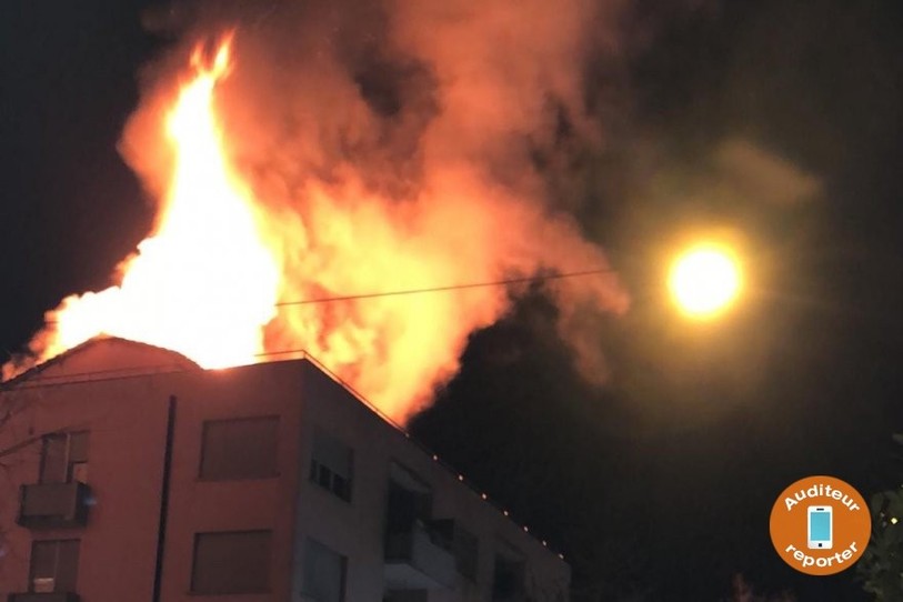 Le feu a pris au dernier étage du bâtiment. (Photo: auditeur reporter)