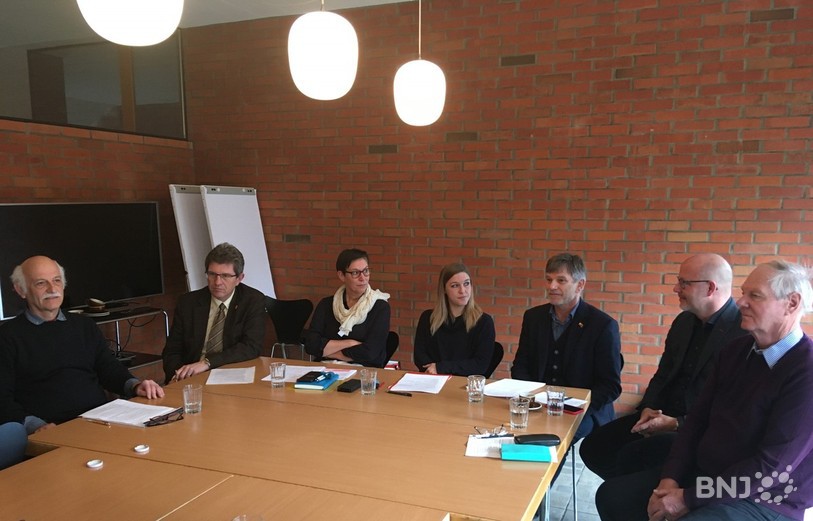 De gauche à droite, le chef de fraction du PS au Conseil de ville, Alfred Steinmann, le maire de Bienne Erich Fehr, les coprésidentes Susane Clauss et Samanha Dunning, Ueli Egger, coprésident du PS Berne, le conseiller municipal Cédric Némitz et Pierre Ogi, représentant de la fraction PSR.