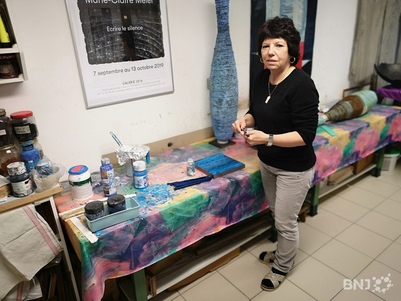 Marie-Claire Meier crée elle-même sa pâte à papier dans l’atelier qu’elle a amené dans sa maison de La Neuveville.