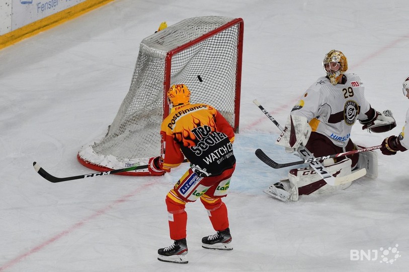 Toni Rajala a inscrit le 3-2 pour Bienne, laissant le gardien genevois Robert Mayer pantois (photo Georges Henz).