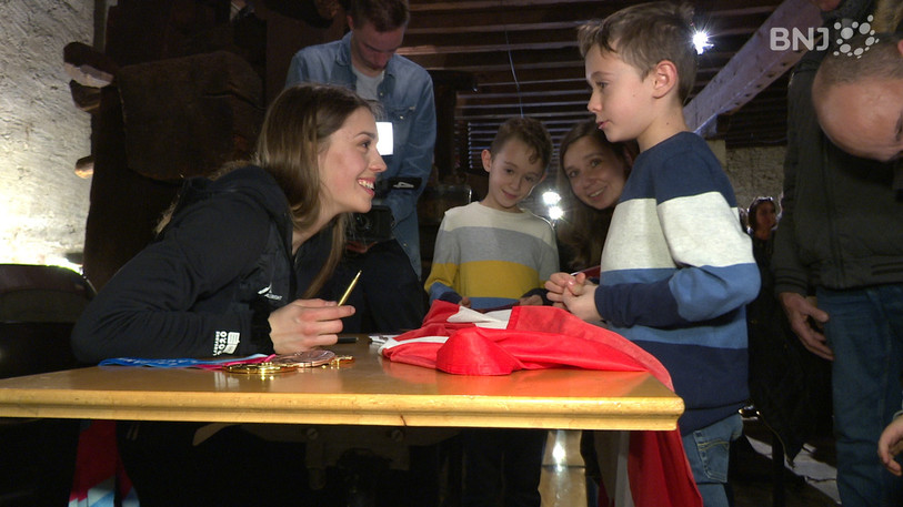 Amélie Klopfenstein s'est volontiers prêtée à une séance d'autographes après les discours.