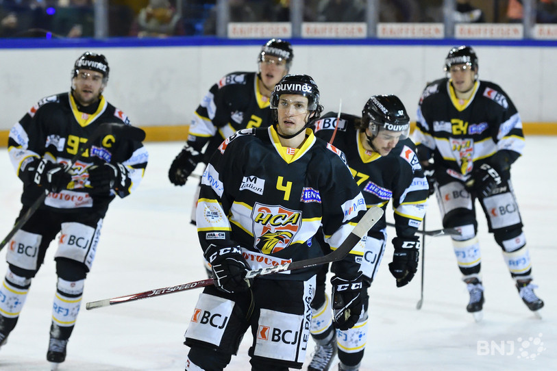 Tous derrière et lui, devant ! Jonathan Hazen a fêté son retour au jeu en inscrivant son 31e but de la saison. Il reste ainsi le meilleur marqueur de Swiss League. (photo : Georges Henz).