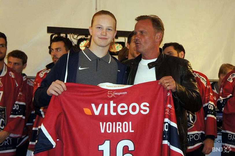 Ludovic Voirol avec le président du HCC Alain Dubois lors de la présentation des maillots de la première équipe l'été dernier. (photo: archives Enrico Quaranta)