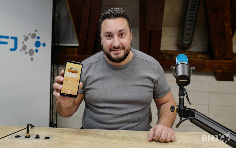 Pierre Gelso, co-fondateur de Treasure Hunters a pris avec lui son outil de travail: son smartphone pour se présenter.