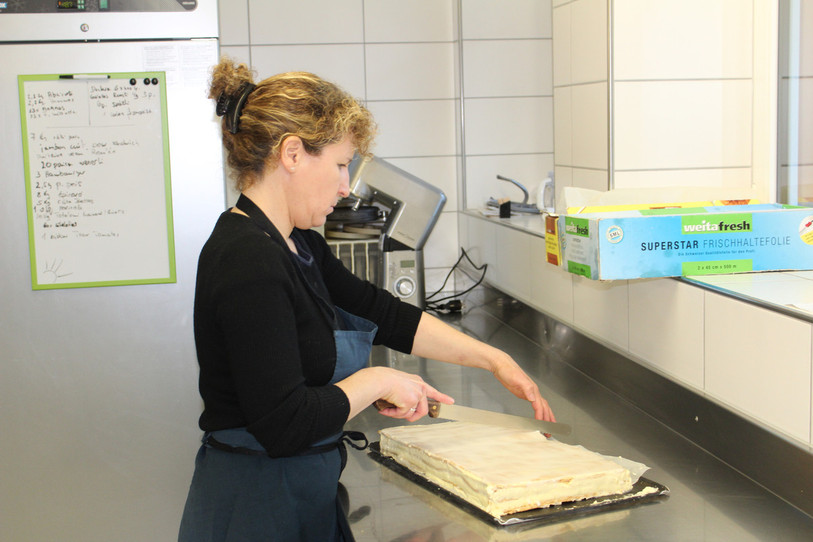 Silvia Rubin a choisi de partager avec nous la préparation du mille-feuilles des 40 ans de l'association. (Photo : La Semaine)