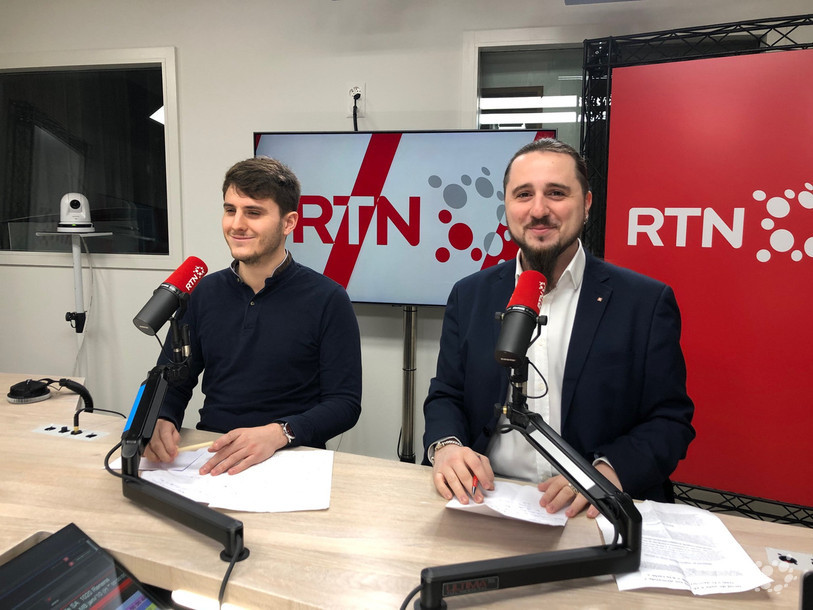 De gauche à droite : Romain Dubois, vice-président du parti socialiste neuchâtelois et Niels Rosselet-Christ, député UDC.