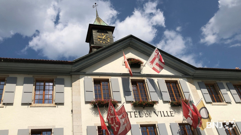 Le drapeau jurassien sur l'Hôtel de ville de Moutier refait parler de lui. (Photo : archives)