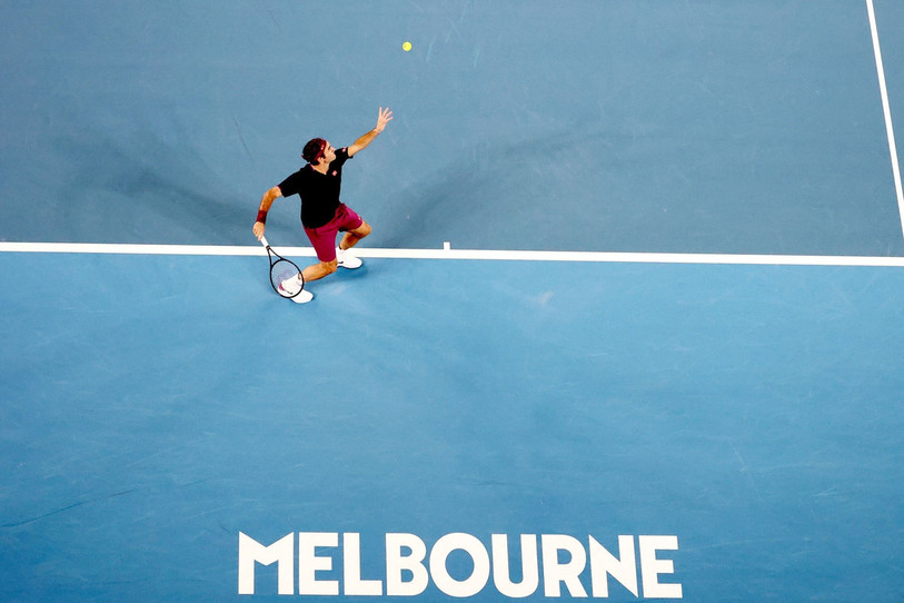 Roger Federer au service à Melbourne (photo : twitter AustralianOpen).