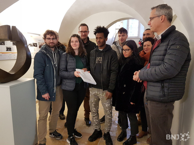 Justine Bouele de l'association AJIR et plusieurs sympathisants ont remis la pétition à Nicolas Guenin (à droite), représentant de la chancellerie d’État.