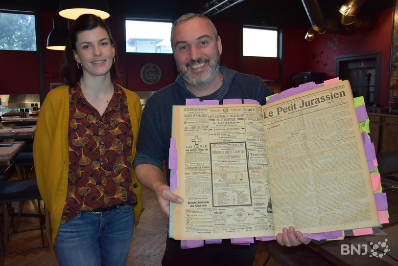 La gérante de l'Indus, Olivia Affolter avec le conservateur du MTAH Stéphane Froidevaux ainsi qu'une édition du quotidien « Le Petit Jurassien » de 1919.