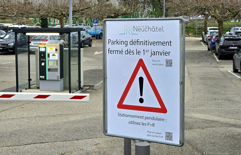 Un panneau est en place pour annoncer la fermeture du parking. (Photo : Ville de Neuchâtel).