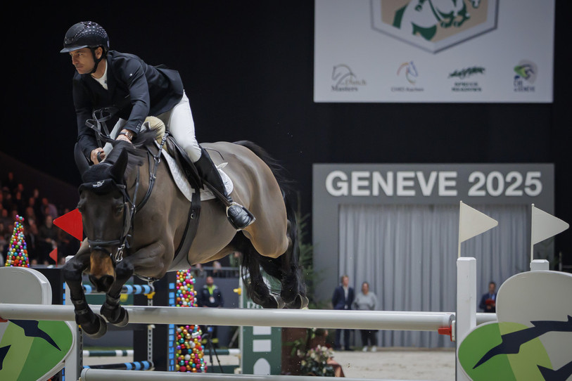 Le Jurassien Steve Guerdat et son cheval Venard de Cerisy lors du CHI de Genève vendredi. (Photo : Keystone / Valentin Flauraud)