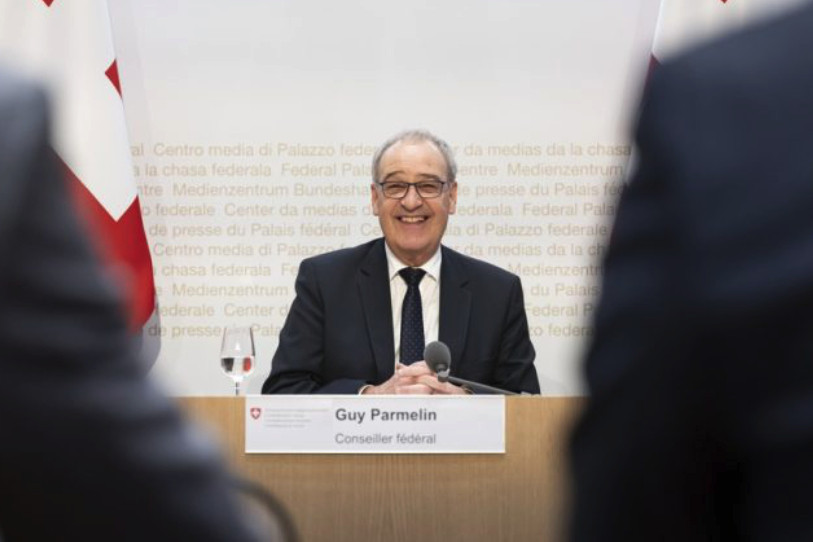 Le conseiller fédéral Guy Parmelin lors de la conférence de presse sur la diminution des droits de douane américains le 10 décembre 2025 à Berne. (Photo : Keystone / Anthony Anex)