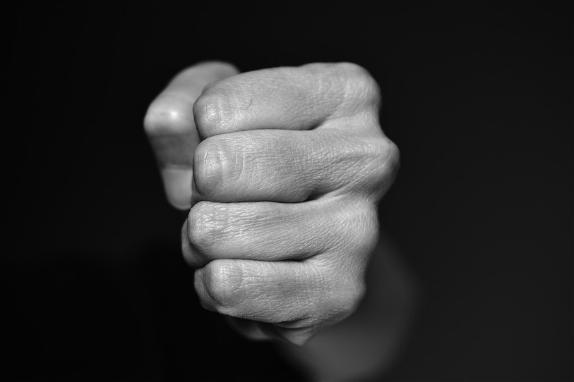 La stratégie cantonale mise en place par le Conseil-exécutif bernois vise notamment à protéger contre le harcèlement et la violence domestique.