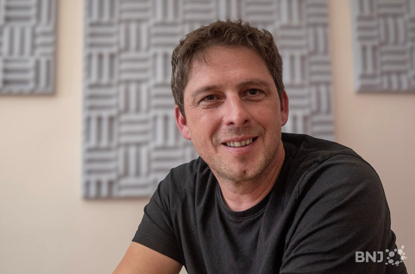 Eric Manata s’offre un premier album entièrement produit par ses soins.