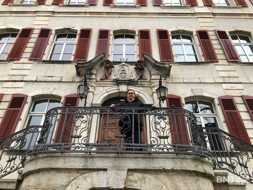 Manuel Manonelles sur le balcon de l'Hôtel de ville de Delémont, lieu où a été proclamée l'indépendance de la République et Canton du Jura.