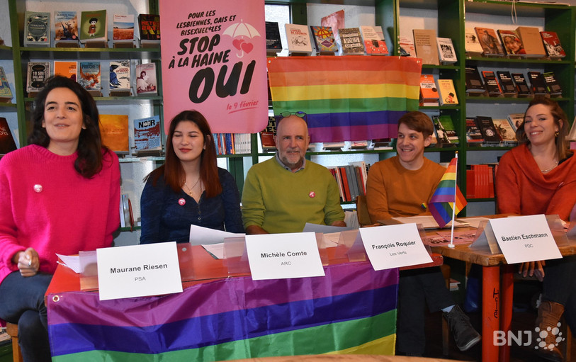 Le comité a pris le soin de s'habiller aux couleurs de l'arc-en-ciel de la communauté LGBT. De gauche à droite, Maurane Riesen (PSA), Michèle Comte (Arc), François Roquier (Les Verts), Bastien Eschmann (PDC) ainsi que Franziska Garcia (PSA).