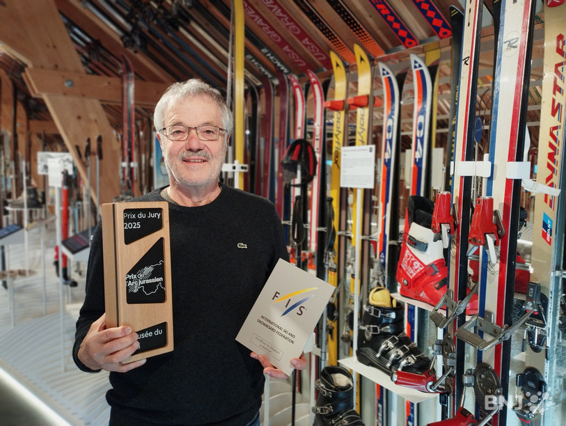 Laurent Donzé avec dans ses mains le prix du jury du Prix de l’Arc jurassien et la plaque officielle remise par la Fédération internationale du ski.