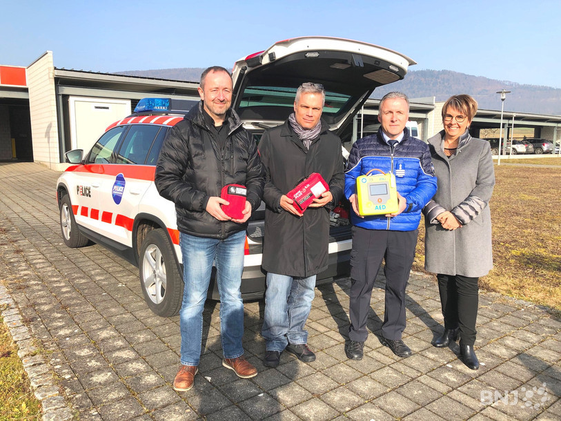 Christophe Bélet (président du Conseil de la Fondation RéaJura Coeur), Nicolas Pétremand (chef du Service de la santé publique), Damien Rérat (commandant de la Police cantonale) et Nathalie Barthoulot (ministre de l'Intérieur, de gauche à droite) présentent le matériel de premier secours qui figure désormais dans les voitures de la police jurassienne.