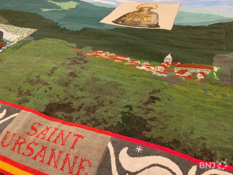 Le panneau représente une vue du Clos du Doubs ainsique des éléments emblématiques de la vie de saint Ursanne. Il est composé de plus d'un million et demi de points.