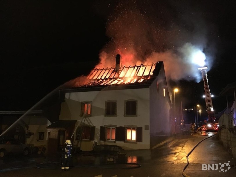 Une habitation est la proie des flammes en ce moment au milieu du village.