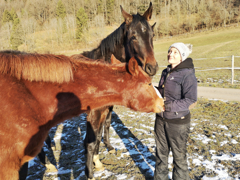 Un instant de complicité entre Tamara Horisberger et les jeunes chevaux de son élevage sur les hauteurs de Champoz.