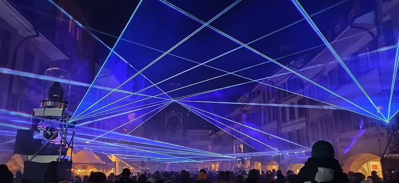 L'entreprise jurassienne a illuminé la rue principale de Morat (photo : SBK-Laser).