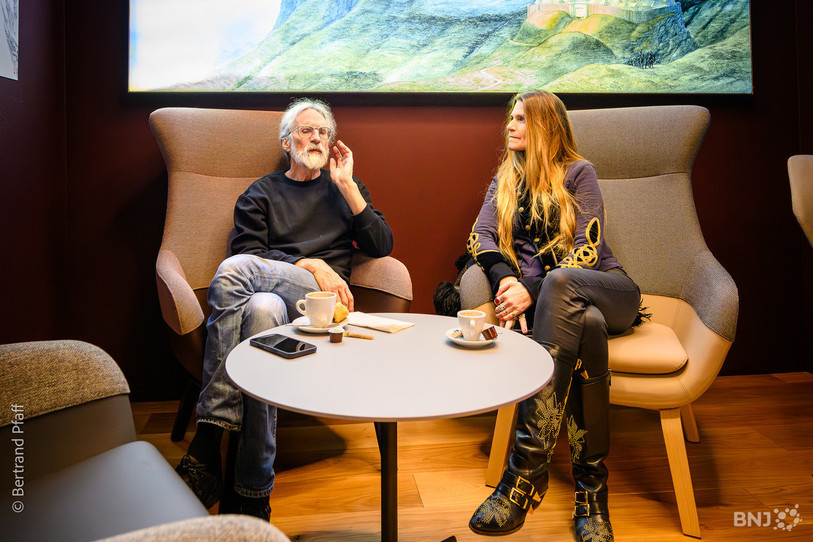 John Howe et la directrice Diane Launier. (Photo : Bertrand Pfaff).