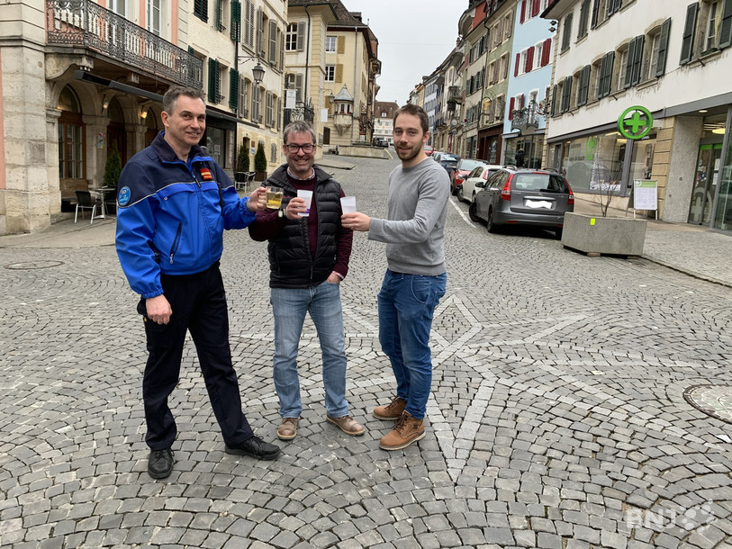 Les trois représentants du comité d'organisation, Dominique Vallat (vice-président), Eric Pineau (pésident) et Jérémy Huber (reponsable des « bradeurs »), ont trinqué dans les verres qui seront en vigueur cet été. 