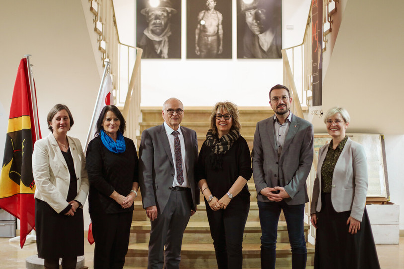 Les cantons du Jura et de Berne ont officiellement terminé leurs négociations en vue du transfert. De gauche à droite : Edith Siegenthaler (présidente du Grand Conseil bernois), Christine Häsler (conseillère d’État BE), Pierre Alain Schnegg (conseiller d’État et Président de la délégation du Conseil-exécutif aux affaires jurassiennes BE), Nathalie Barthoulot (ministre et présidente de la délégation aux affaires jurassiennes JU), Martial Courtet (ministre JU), Rosalie Beuret Siess (ministre JU). (Photo : Jura.ch)