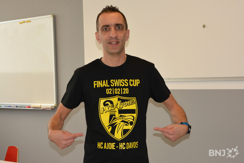 Salvador Sanchez pose fièrement avec le fameux t-shirt.