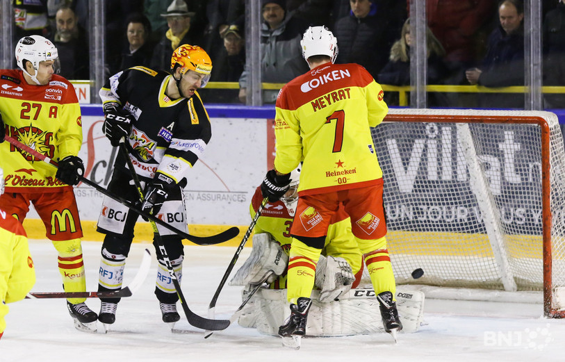 Philip-Michaël Devos et le HC Ajoie retrouveront le HC Sierre à Porrentruy en novembre, pour inaugurer la Raiffeisen Arena (photo : archives, Mauricette Schnider).