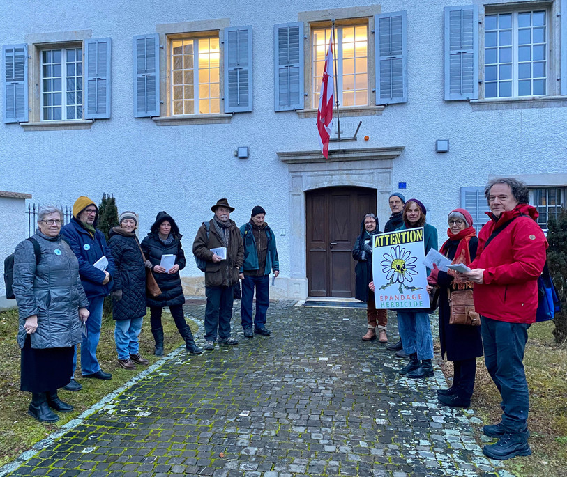 Des membres du Groupe jurassien STOP Roundup étaient présents devant le Parlement mercredi matin.