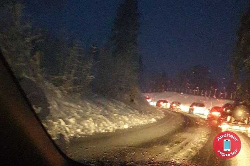 Il fallait prendre son mal en patience ce matin sur les routes du haut du canton de Neuchâtel mercredi matin, comme ici à l'entrée est de La Chaux-de-Fonds au lieu-dit Bellevue. (photo: auditeur reporter)