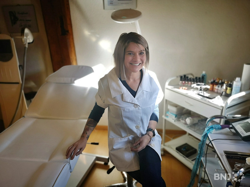 Cathy Leuenberger reçoit ses patients en toute intimité, surtout des femmes, dans le cabinet qu'elle a aménagé à Cortébert.