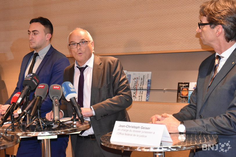 De gauche à droite, Valentin Zuber, président de la délégation du Conseil-municipal de Moutier aux affaires jurassiennes, Pierre Alain Schnegg, président de la délégation du Conseil-exécutif aux affaires jurassiennes, ainsi que Jean-Christophe Geiser, en charge du dossier jurassien à l'Office fédéral de la justice.