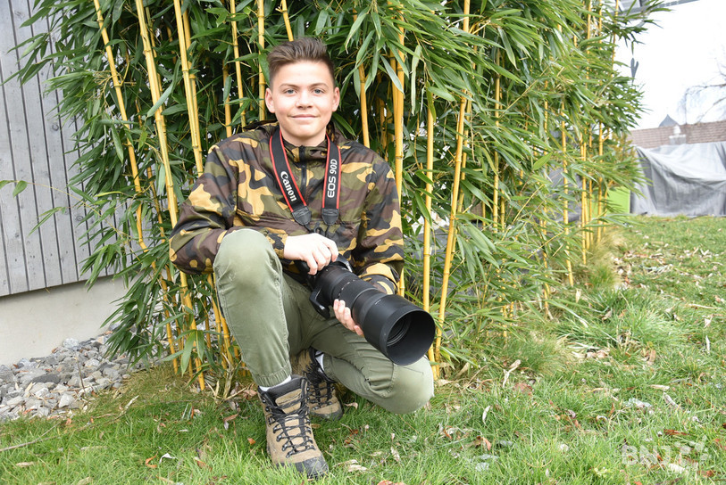 Ilan Cantoni dans le jardin familial à Sonvilier avec son équipement.