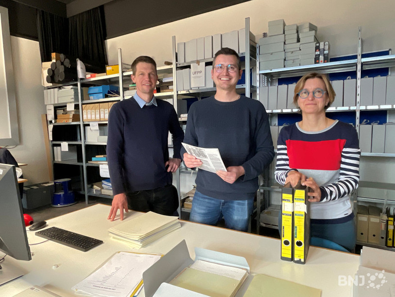 De gauche à droite : Joël Jornod, Thibault Martinetti et Christine Tourn dans la salle de traitement des archives de la Bibliothèque de la Ville de La Chaux-de-Fonds. 