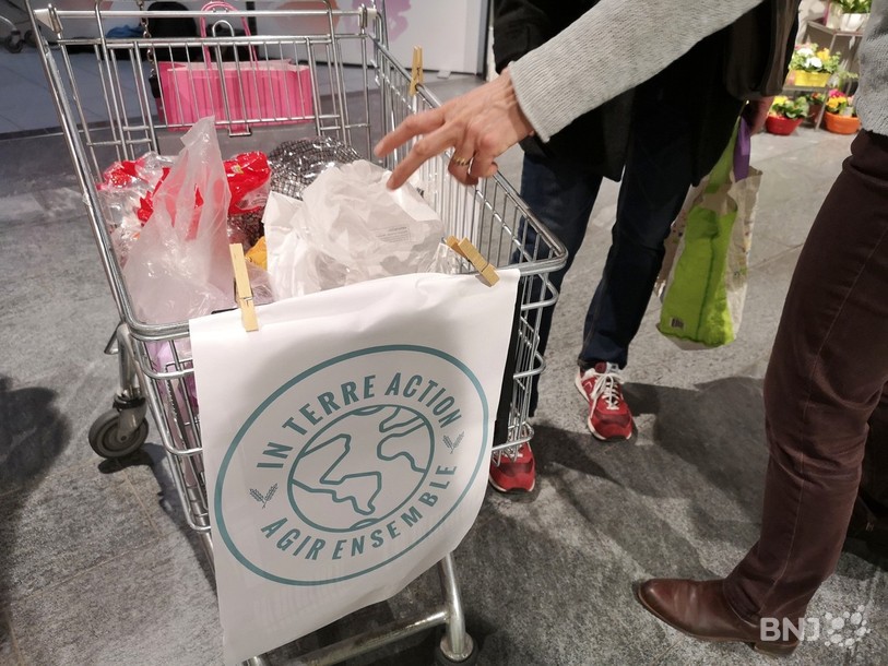 Les membres de l'association ont aidé les clients des supermarchés prévôtois à déballer leurs produits et déposer les emballages superflus dans des chariots aux caisses des magasin.