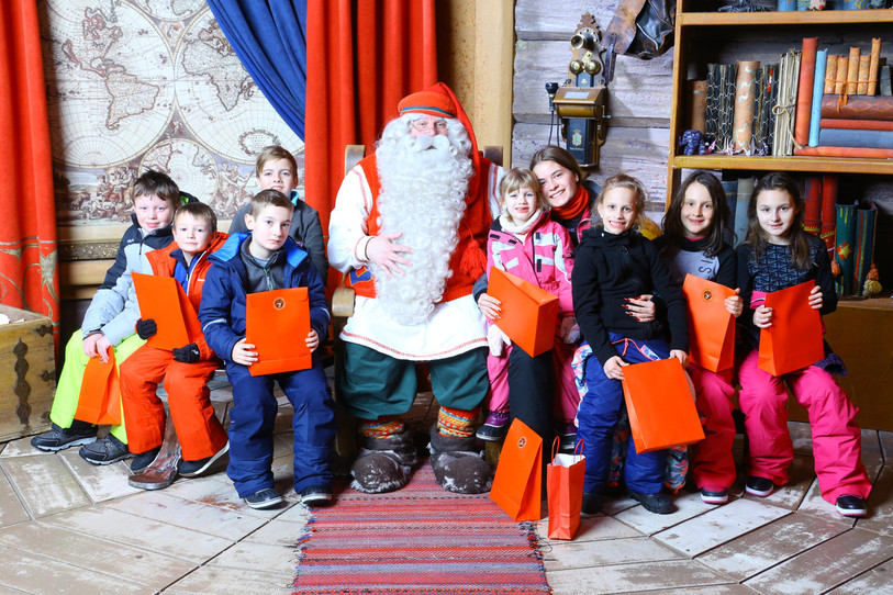 Les enfants ont rencontré le Père Noël dans son village de Laponie, Rovaniemi (photo : AJAFEC).