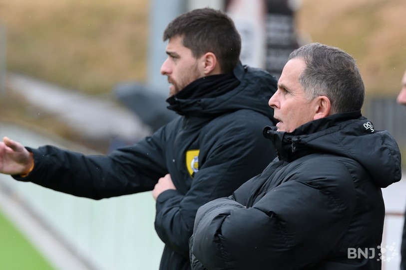 Philippe Rossinelli (au premier plan) sera remplacé par son ancien assistant Armend Gashi sur le banc des SRD. (Photo : archives Georges Henz)
