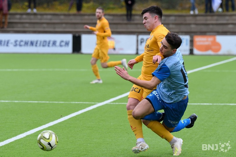 Alessandro Forte (en jaune) et ses coéquipiers de SR Delémont, tout comme Bilel Badre et le vestiaire du FC Bassecourt ne savent pas s'ils fouleront la pelouse le week-end prochain (photo : archives/Georges Henz).