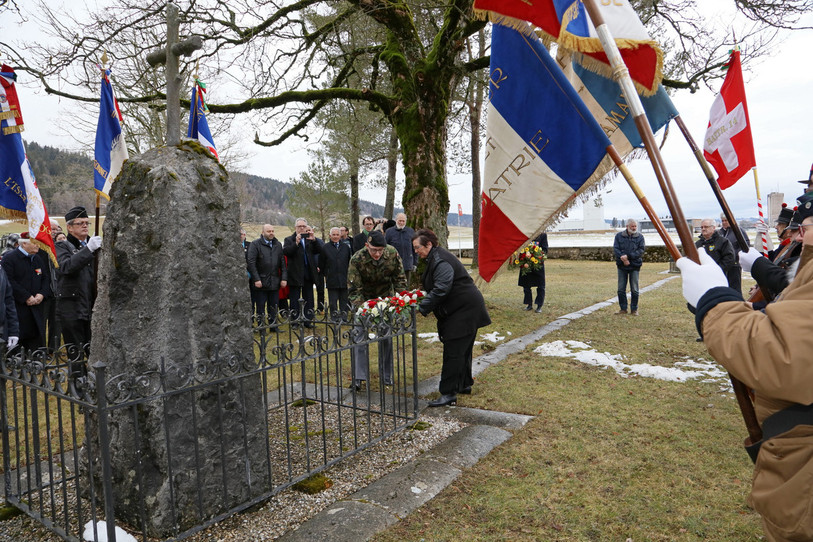 Des gerbes de fleurs ont été déposées sur le monument dédié aux soldats de l'armée Bourbaki décédés aux Verrières. 