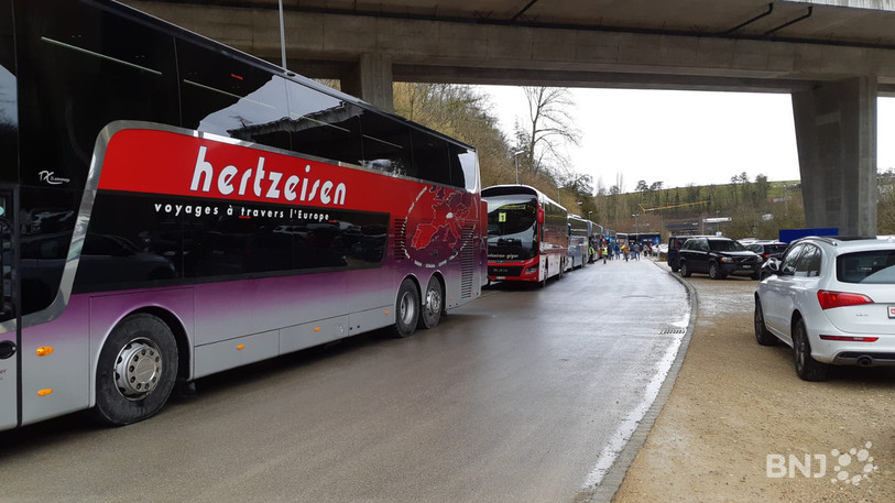 Les cars de supporters au départ de Porrentruy.