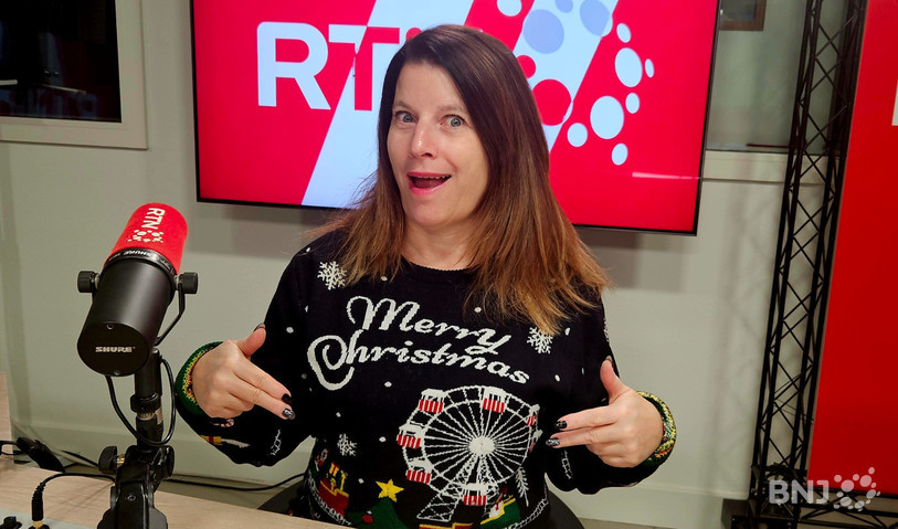 Nathalie Devantay, tellement fière de son pull clignotant de Noël, dans « La Matinale ».